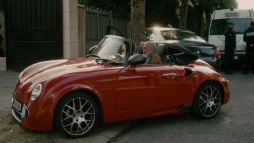 La PGO Cevennes rouge de M. Schaudel (Gérard Jugnot) dans Babysitting