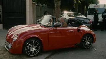 La PGO Cevennes rouge de M. Schaudel (Gérard Jugnot) dans Babysitting