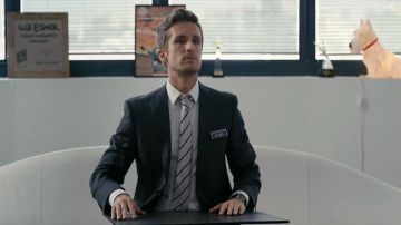 La veilleuse chien Scotty dans le bureau de M. Schaudel (Gérard Jugnot) dans Babysitting