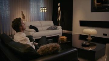 La lampe design blanche sur la table basse chez les Schaudel dans Babysitting