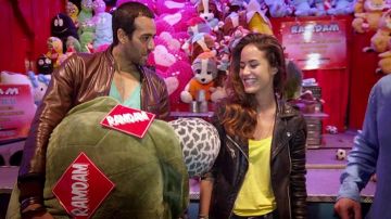 La peluche tortue géante gagnée à la fête des Loges dans Babysitting