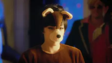 The headband bears of Josephine (Marilou Berry) at a new year's eve in Josephine