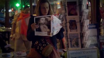 Le sac à main à oeillet de Camilla (Camille Cottin) dans Connasse, princesse des coeurs