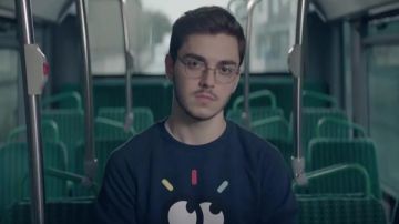 La sudadera azul visionaria de Panayotis Pascot en el clip Dommage de Bigflo & Oli