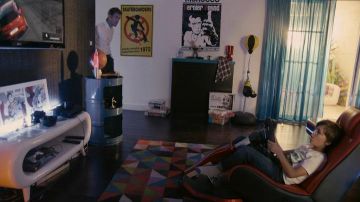 Le meuble TV laqué blanc dans la chambre de Rémi (Enzo Tomasini) dans Babysitting