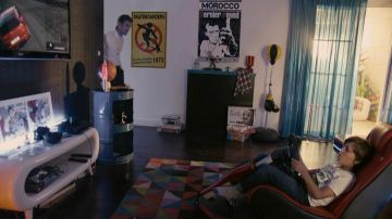 L'affiche SKATEBOARDERS proudly annoying … dans la chambre de Rémi (Enzo Tomasini) dans Baysitting
