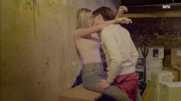 Le crop top rose Monki à manches courtes porté par Noora Amalie Sætre (Josefine Frida Pettersen) dans la série Skam (Saison 2 Episode 7)