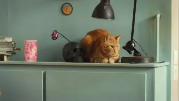 The piggy bank in the shape of a skull black matte-Josephine (Marilou Berry) in Josephine