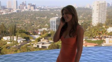 The orange robes of Diana Payne (Elizabeth Hurley) in Gossip Girl S05E01