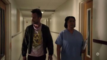 Le tee-shirt rose avec un chien de Cassidy (Joseph Gilgun) dans Preacher S02E07