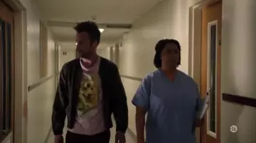 Le tee-shirt rose avec un chien de Cassidy (Joseph Gilgun) dans Preacher S02E07