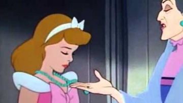 Le collier de perles de Cendrillon dans Cendrillon