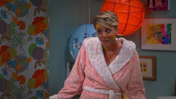 Vestido de lunares de Penny (Kaley Cuoco) en The Big Bang Theory S08E17