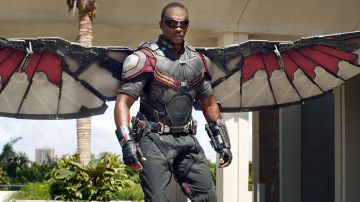 Les brassards de Sam Wilson / Falcon (Anthony Mackie) dans Captain America: Civil War