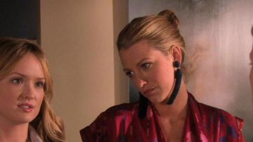 Les boucles d'oreilles de Serena Van Der Woodsen (Blake Lively) dans Gossip Girl S04E22
