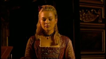 El vestido rosa de Madame de Pompadour (Sophia Myles) en Doctor Who S02E04