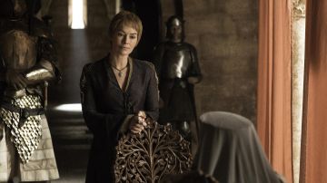 Le col­lier de Cer­sei Lan­nis­ter (Lena Hea­dey) dans Game of Thrones S06