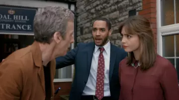 La chaîne de chemise de Clara Oswald (Jenna Coleman) dans Doctor Who S08E06