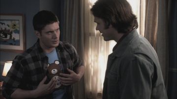 The t-shirt "I wuv hugz" Dean Winchester (Jensen Ackles) in Supernatural S09E10