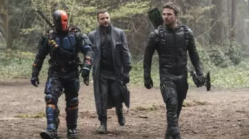The costume of Green Arrow / Oliver Queen (Stephen Amell) in Arrow S05E02