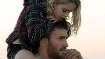 The hoodie Baja Joe that door Mary Adler (Mckenna Grace) in Mary