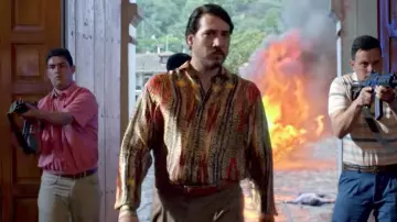 The shirt Pacho Herrera (Alberto Ammann) in Narcos season 3