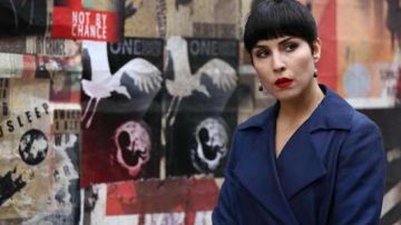 Gabardina azul marino de Karen Settman (Noomi Rapace) en Seven Sisters