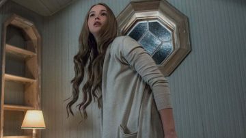 Le cardigan beige de Mère (Jennifer Lawrence) dans Mother!