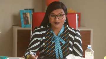 La robe à rayures de  Mindy Lahiri (Mindy Kaling) dans The Mindy Project S06E01