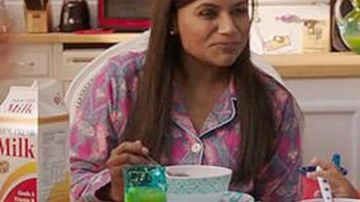 The pyjama pattern paisley of Mindy Lahiri (Mindy Kaling) in The Mindy project S06E01