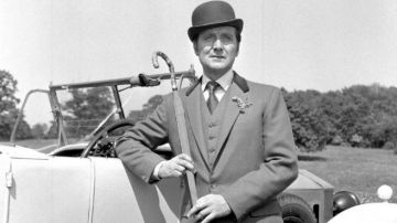 El paraguas de John Steed (Patrick Macnee) con sombrero de melón y botas de cuero