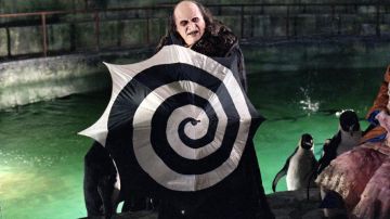 El paraguas espiral en blanco y negro del pingüino (Danny DeVito) en Batman Returns