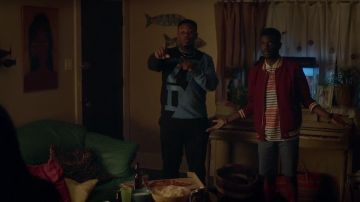 Le bomber rouge de Jermaine LaForge (Bernard David Jones) dans The Mayor S01