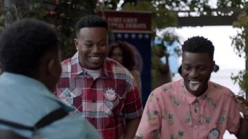 La camisa estampada de piña rosa de Jermaine LaForge (Bernard David Jones) en The Mayor S01