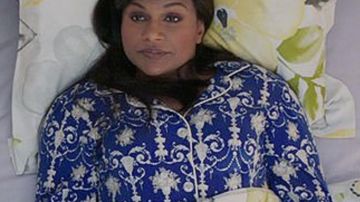 The pajamas blue print of Mindy Lahiri (Mindy Kaling) in The Mindy Project S06E01