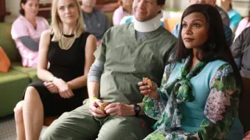 La blouse verte à fleurs Dolce & Gabbana de Mindy Lahiri (Mindy Kaling) dans The Mindy Pro­ject S06E01
