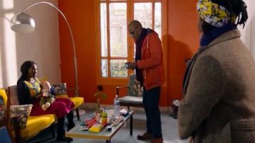 La lámpara de pie de arco vintage de la sala de estar de Salimata (Aïssa Maïga) y Paul (Lucien Jean-Baptiste) en Il a déjà tes yeux