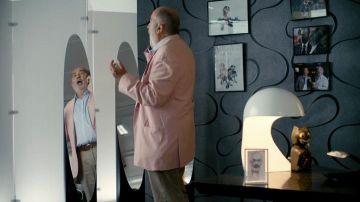 La lampe design Dania de Dario Tognon du bureau de M. Schaudel (Gérard Jugnot) dans Babysitting