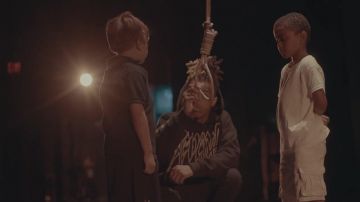 Sweatshirt hoody black "Revenge" of XXXTENTACION in her video clip Look At Me