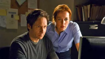 The shirt Dana Scully (Gillian Anderson) in X-Files : The border of the real