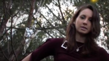 El medallón que Gaea (Gabrielle Jolivet) debe encontrar en Noob S01E04