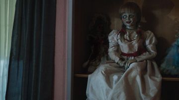 La réplique du costume de la poupée Annabelle dans la saga Annabelle