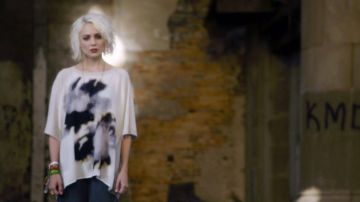 Camiseta oversize de Riley Blue (Tuppence Middleton) en Sense8 S01E01