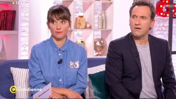 La camisa azul con gato bordado en el bolsillo de Mélanie Taravant en La quotidien del 12/09/2017