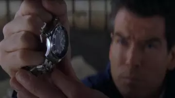 La montre Omega Seamaster Diver blue portée par James Bond (Pierce Brosnan) dans le film Le monde ne suffit pas