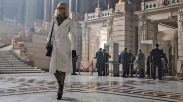 Le trench coat blanc en cuir de Lorraine Broughton (Charlize Theron) dans Atomic Blonde