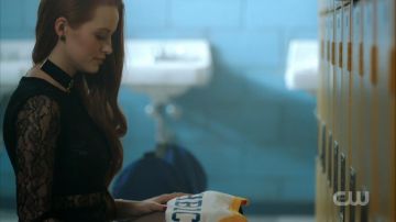 La Barboteuse en dentelle noire porté par Cheryl Blossom (Madelaine Petsch) dans Riverdale Saison 1 Episode 13