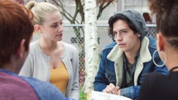 The ladies of Betty Cooper (Lili Reinhart) in Riverdale S01E06