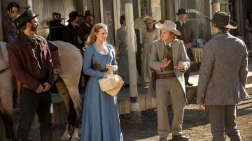La robe bleue de Dolores Abernathy (Evan Rachel Wood) dans Westworld S01