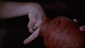 The urn of Osiris used by Willow (Alyson Hannigan) in the series Buffy against the vampires